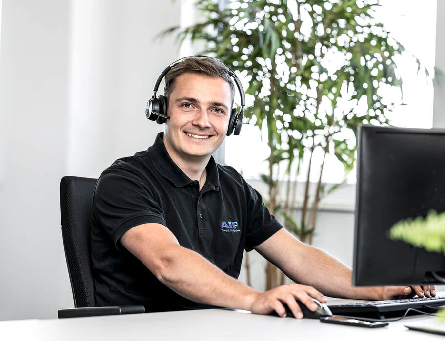 Service Kontakt - Mann im Büro